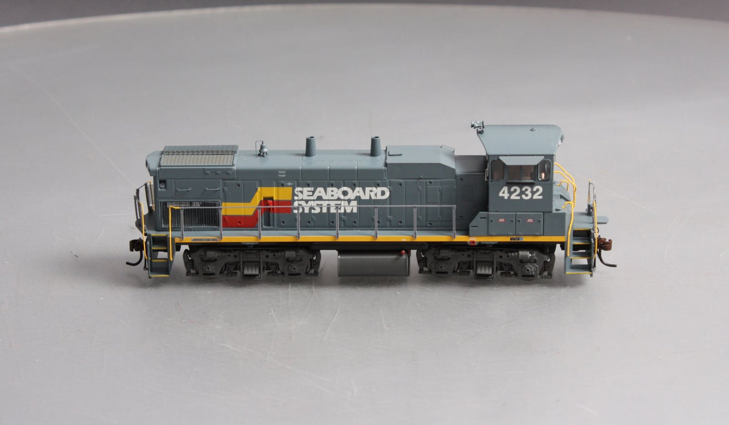 Athearn G66204 HO Seaboard System MP15-AC Diesel Locomotive w/DCC & Sound #4232