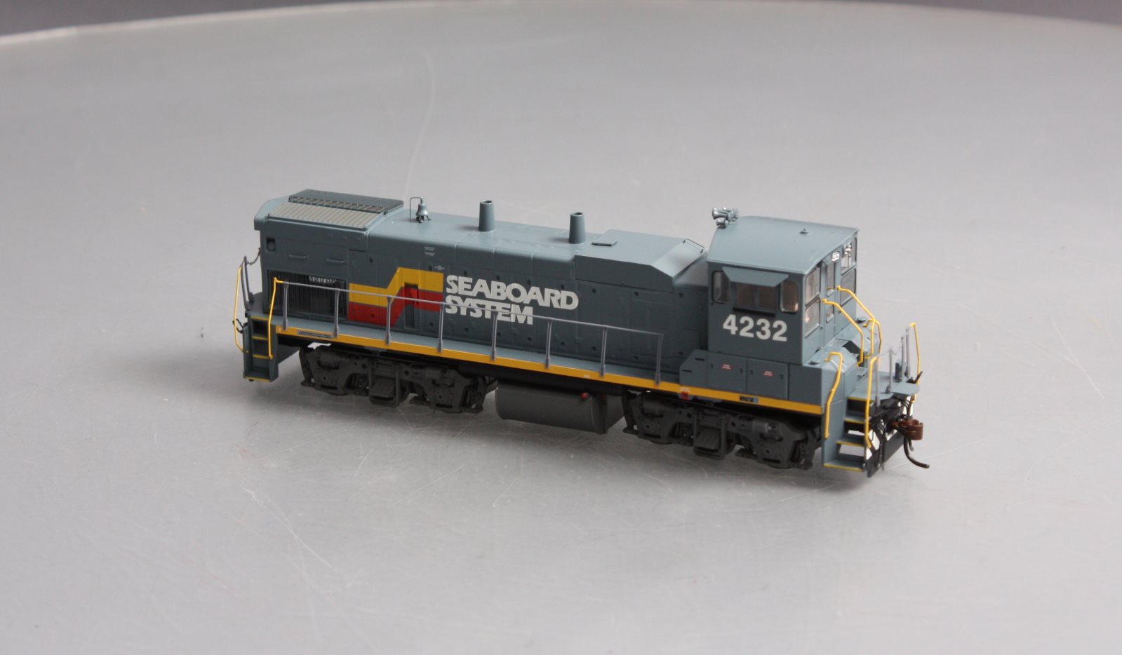 Athearn G66204 HO Seaboard System MP15-AC Diesel Locomotive w/DCC & Sound #4232
