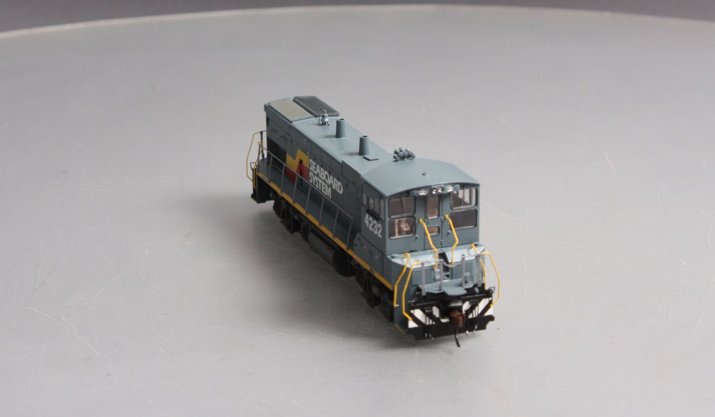 Athearn G66204 HO Seaboard System MP15-AC Diesel Locomotive w/DCC & Sound #4232