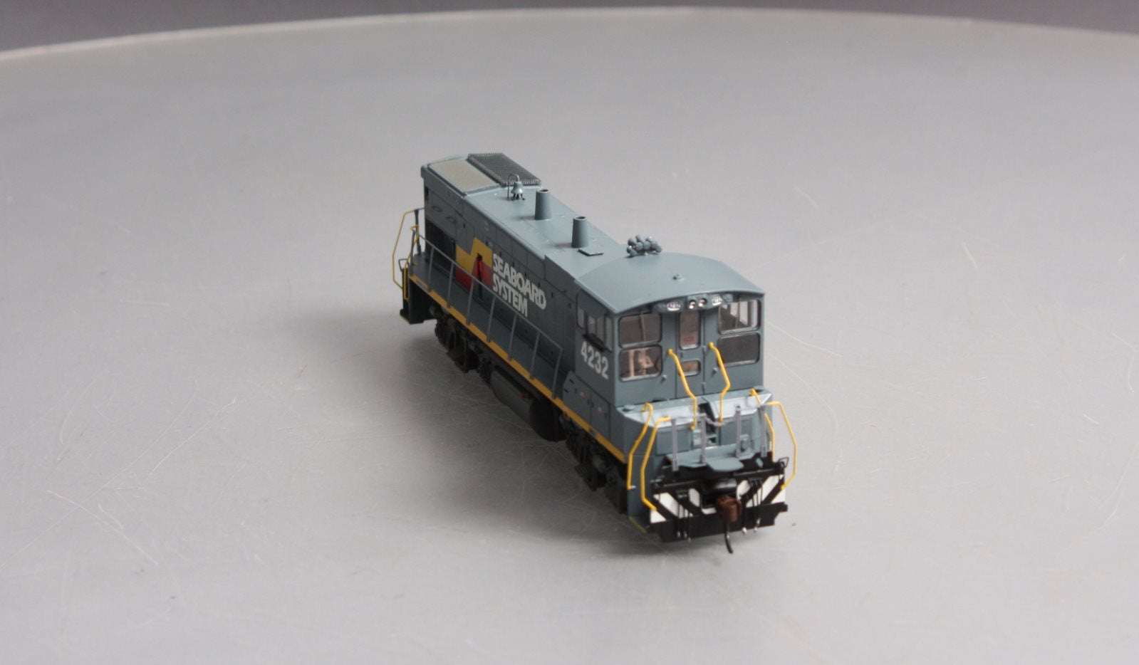 Athearn G66204 HO Seaboard System MP15-AC Diesel Locomotive w/DCC & Sound #4232