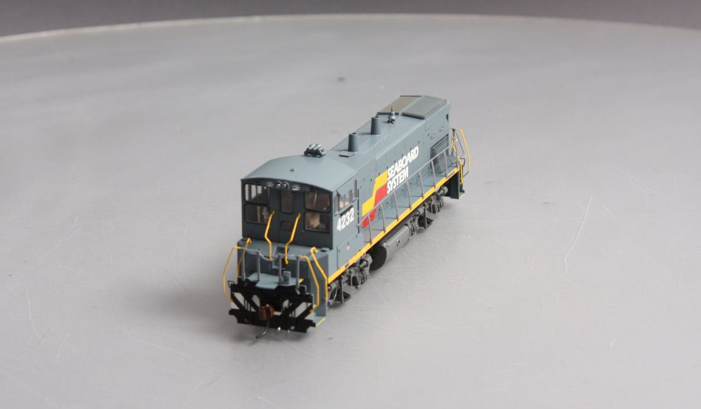 Athearn G66204 HO Seaboard System MP15-AC Diesel Locomotive w/DCC & Sound #4232