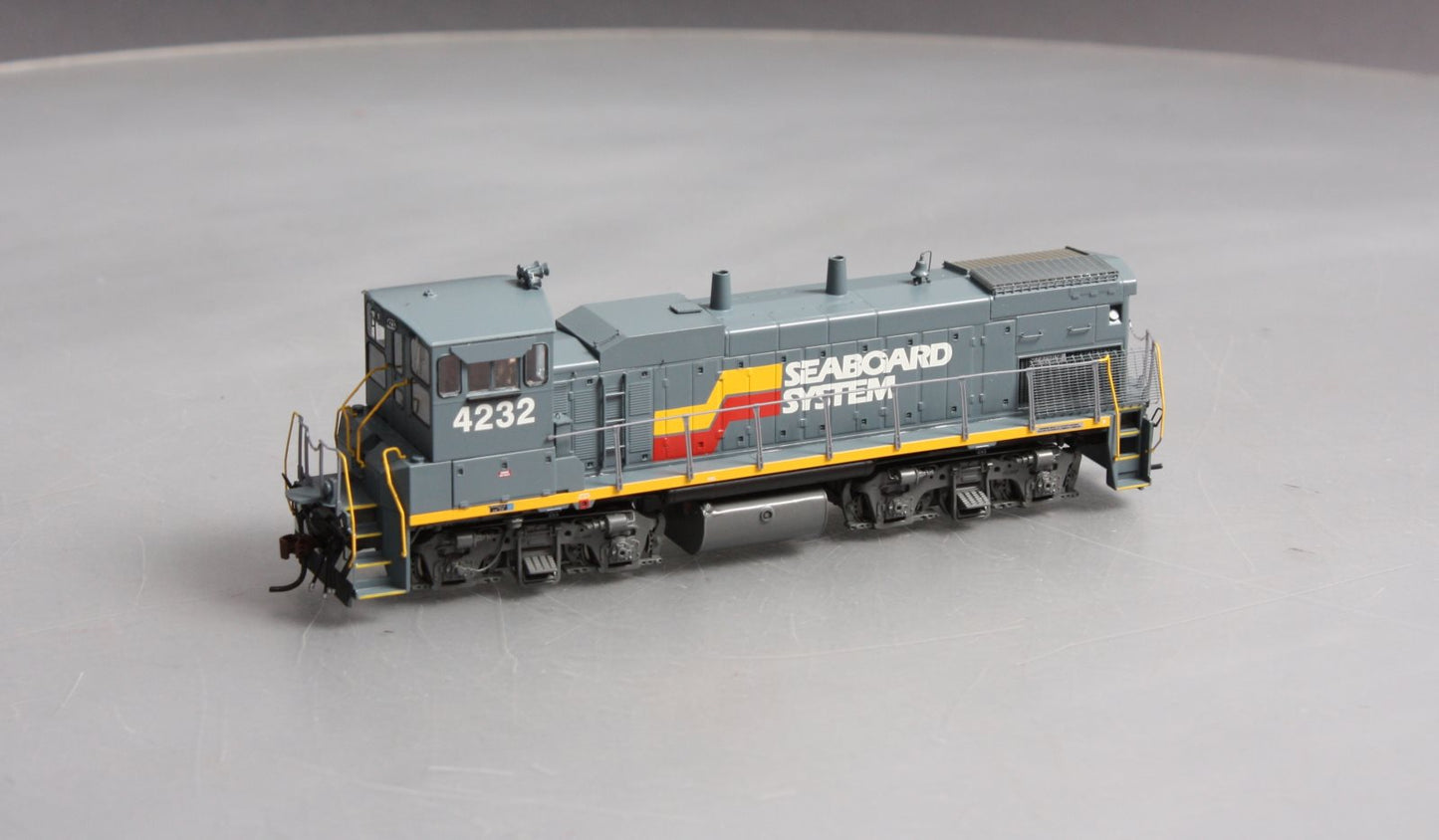 Athearn G66204 HO Seaboard System MP15-AC Diesel Locomotive w/DCC & Sound #4232