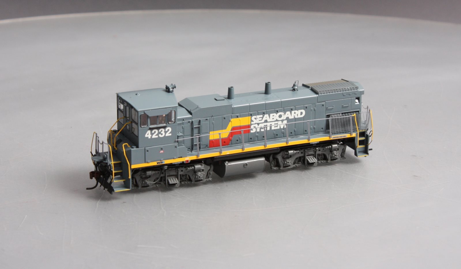 Athearn G66204 HO Seaboard System MP15-AC Diesel Locomotive w/DCC & Sound #4232