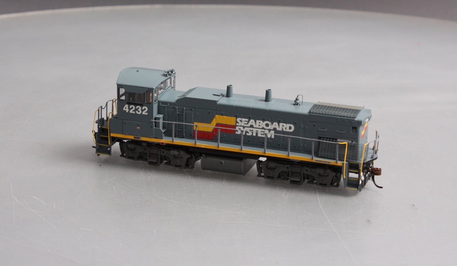 Athearn G66204 HO Seaboard System MP15-AC Diesel Locomotive w/DCC & Sound #4232