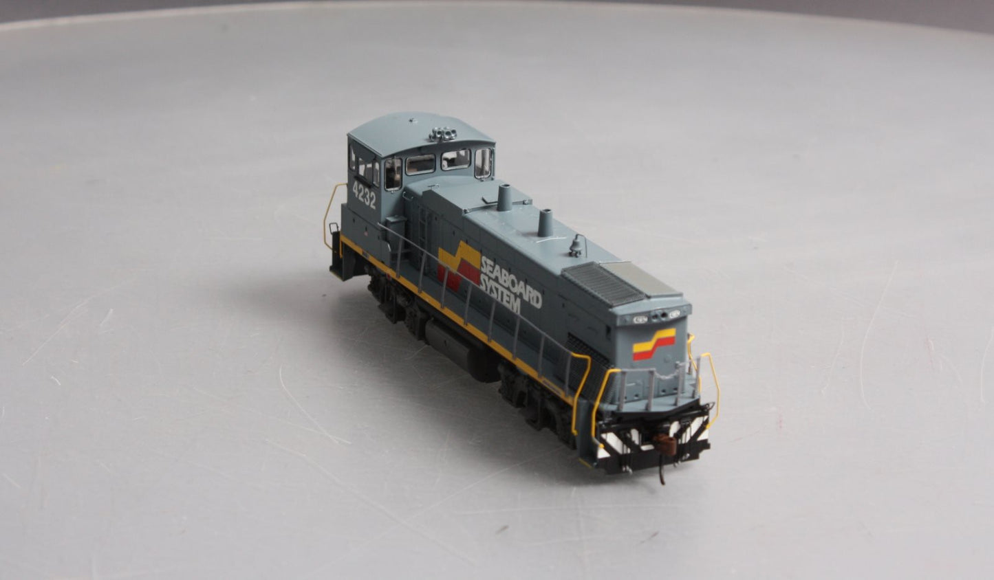 Athearn G66204 HO Seaboard System MP15-AC Diesel Locomotive w/DCC & Sound #4232