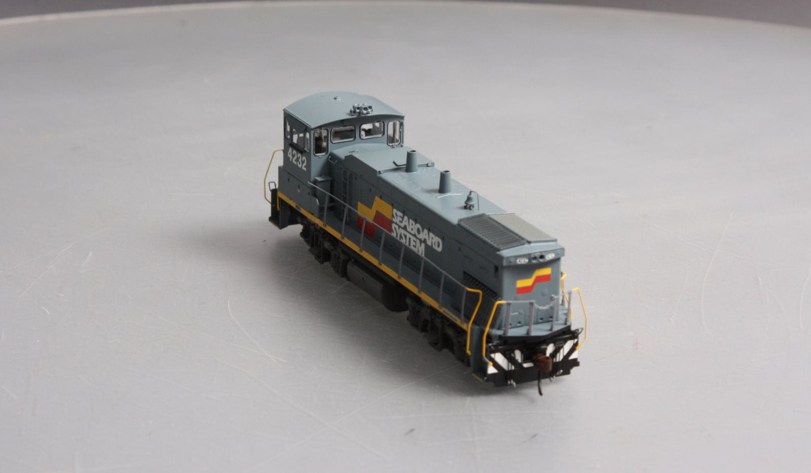 Athearn G66204 HO Seaboard System MP15-AC Diesel Locomotive w/DCC & Sound #4232