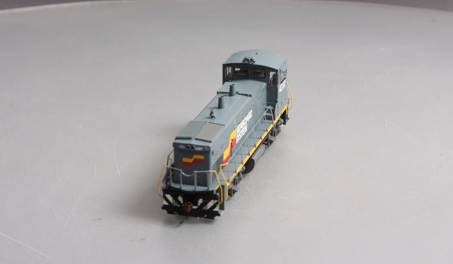 Athearn G66204 HO Seaboard System MP15-AC Diesel Locomotive w/DCC & Sound #4232