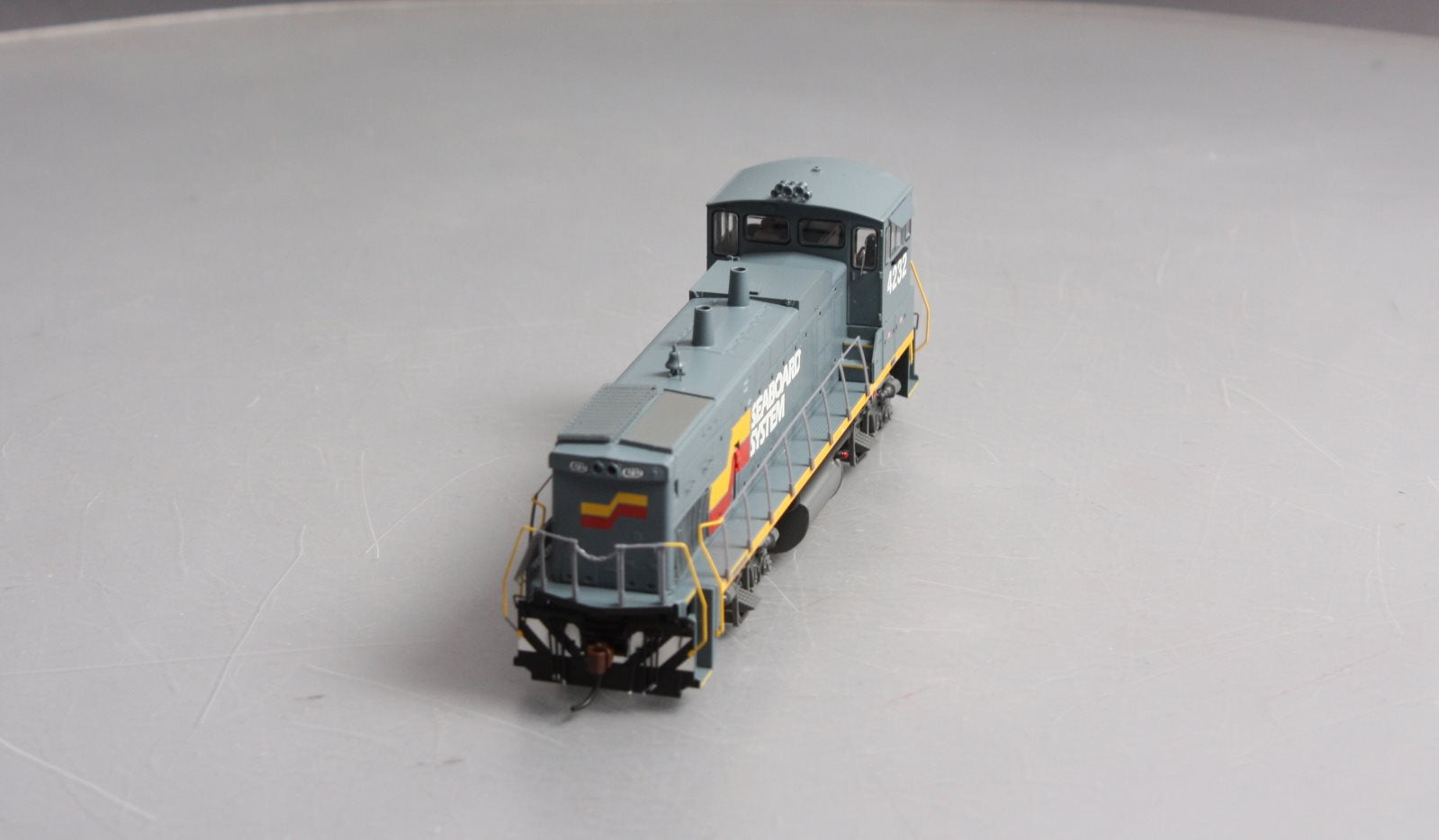 Athearn G66204 HO Seaboard System MP15-AC Diesel Locomotive w/DCC & Sound #4232