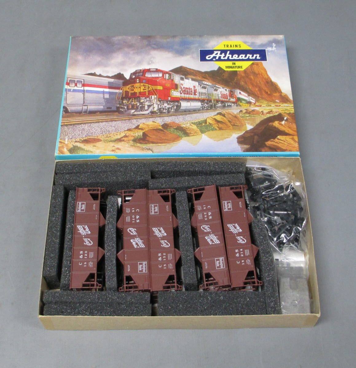 Athearn 05647 HO CB&Q 34' Ribbed Hopper With Load (Pack of 5)