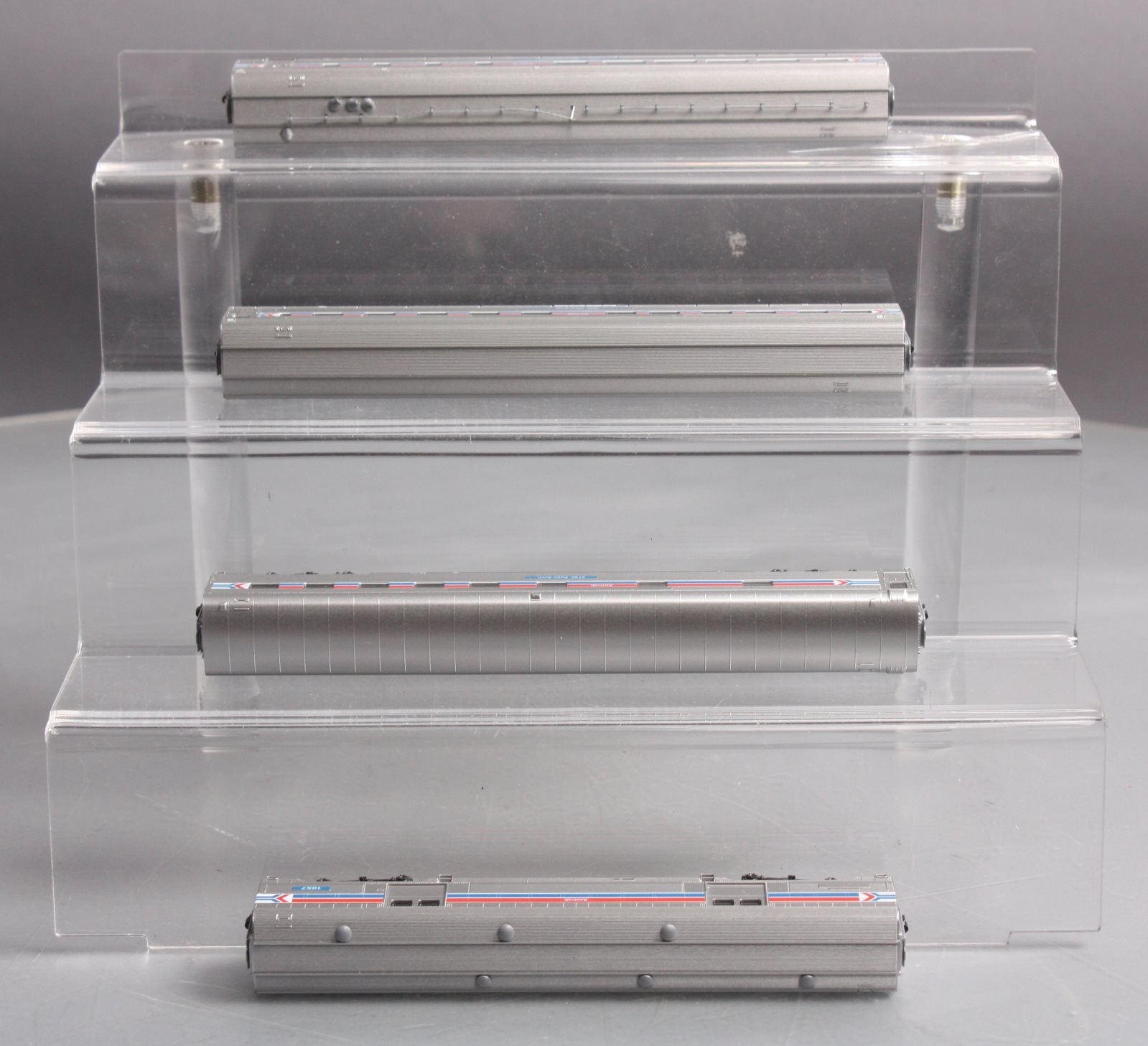 Kato 106-3522 N Scale Amtrak Phase I 4-Car Passenger Set EX/Box