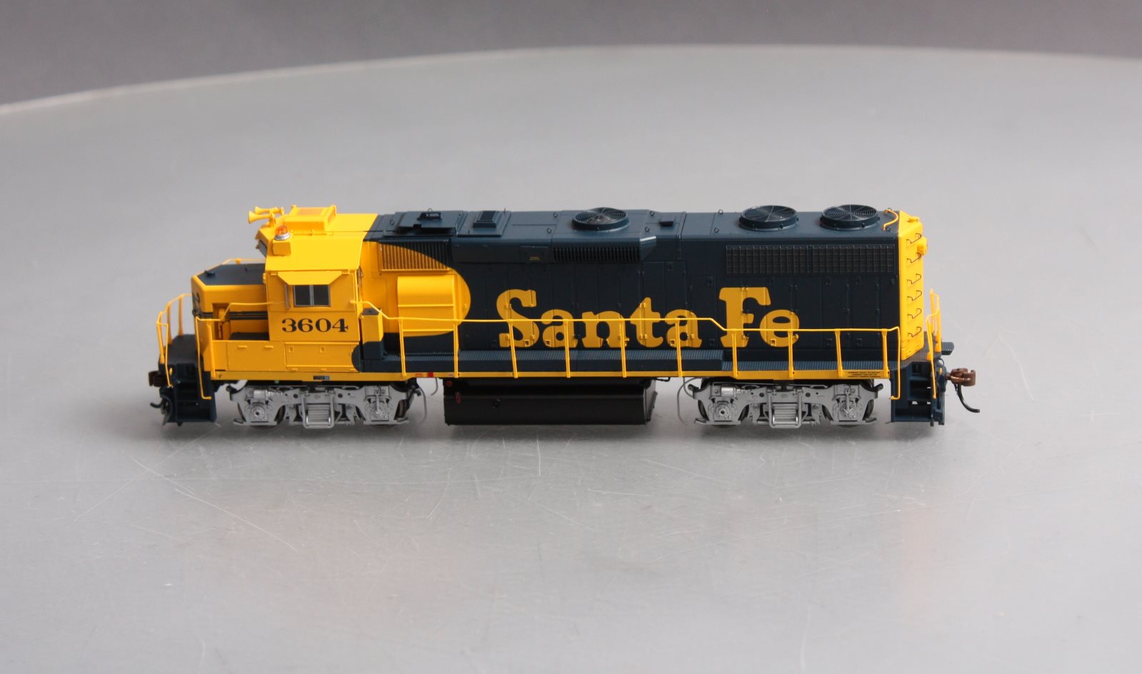 Athearn G40893 HO Santa Fe GP39-2 Phase I Diesel Locomotive w/DCC & Sound #3604