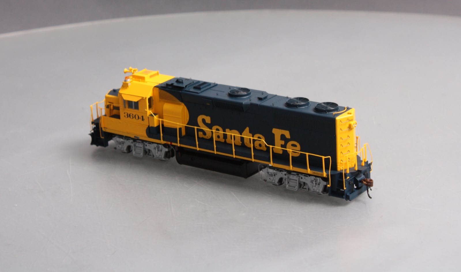 Athearn G40893 HO Santa Fe GP39-2 Phase I Diesel Locomotive w/DCC & Sound #3604