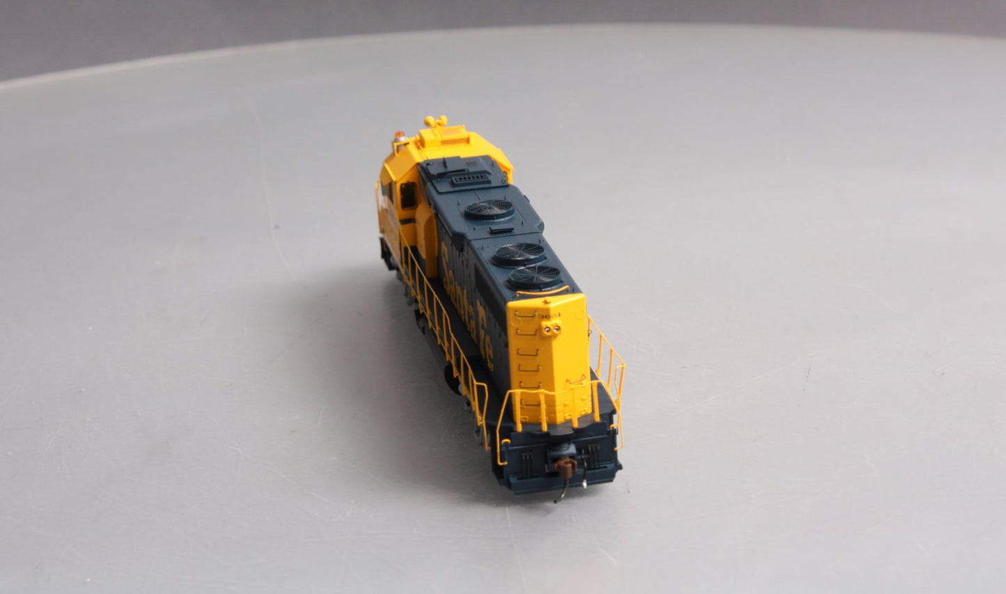 Athearn G40893 HO Santa Fe GP39-2 Phase I Diesel Locomotive w/DCC & Sound #3604