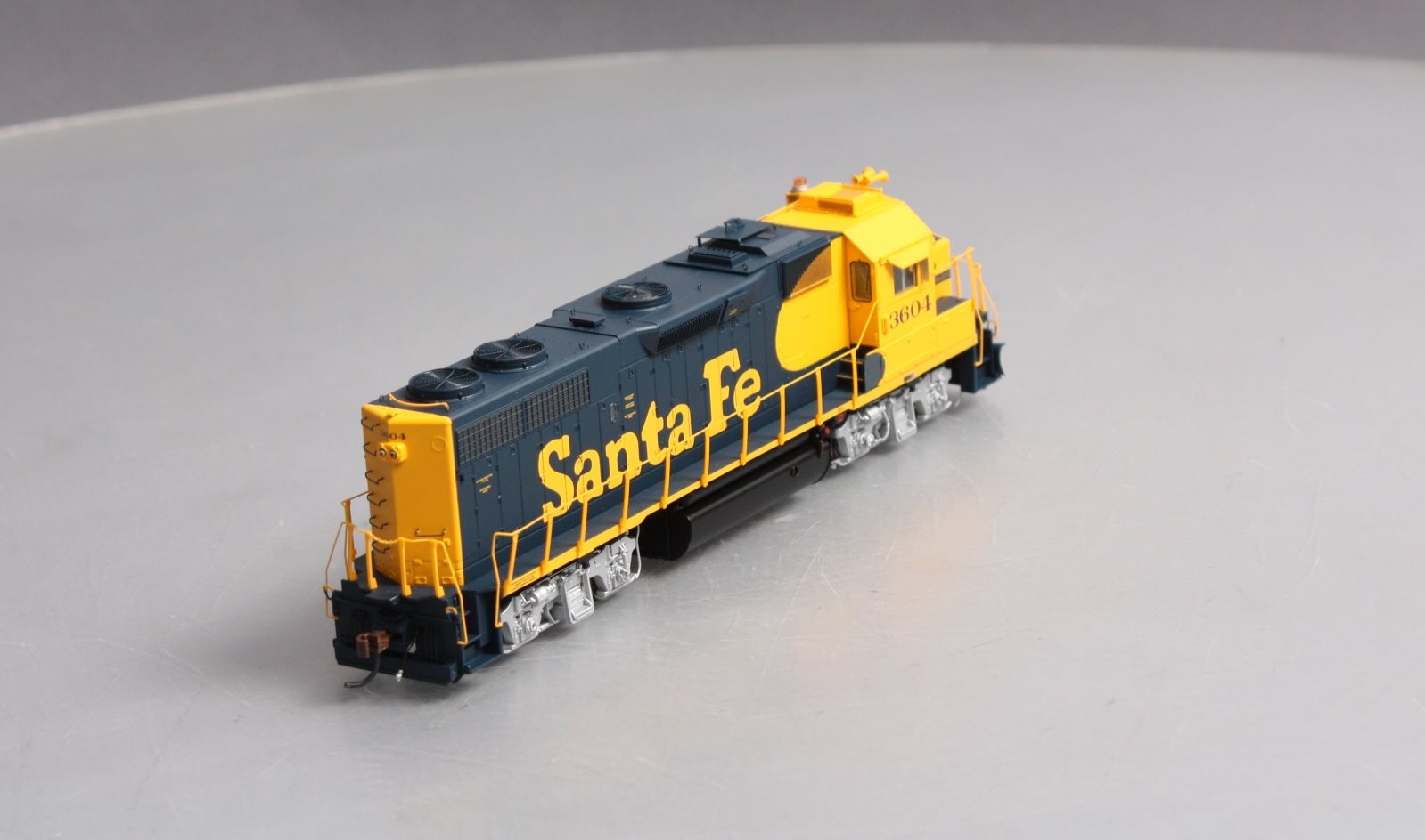 Athearn G40893 HO Santa Fe GP39-2 Phase I Diesel Locomotive w/DCC & Sound #3604