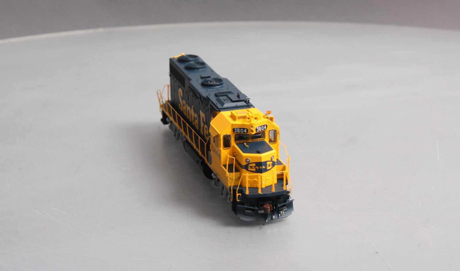 Athearn G40893 HO Santa Fe GP39-2 Phase I Diesel Locomotive w/DCC & Sound #3604