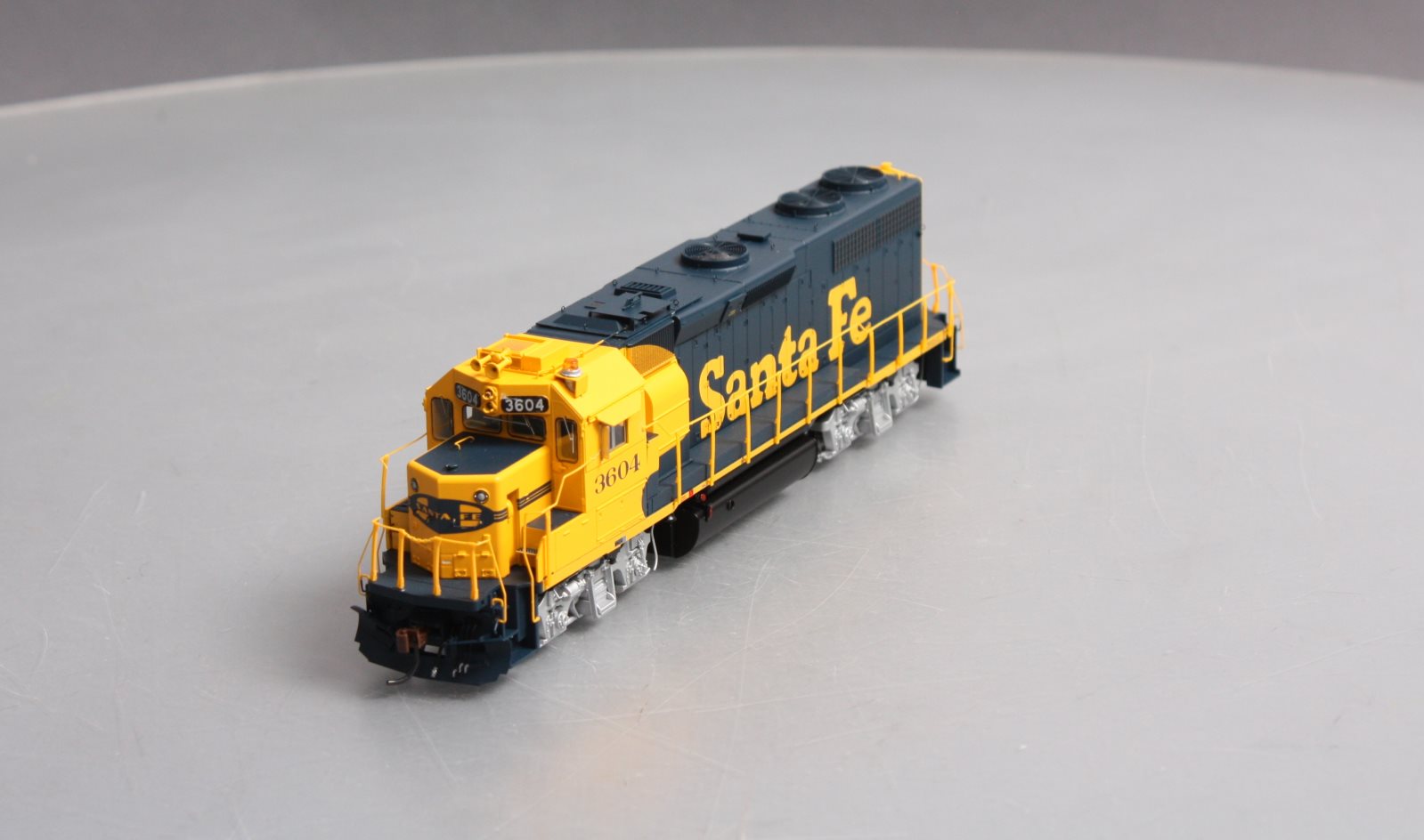 Athearn G40893 HO Santa Fe GP39-2 Phase I Diesel Locomotive w/DCC