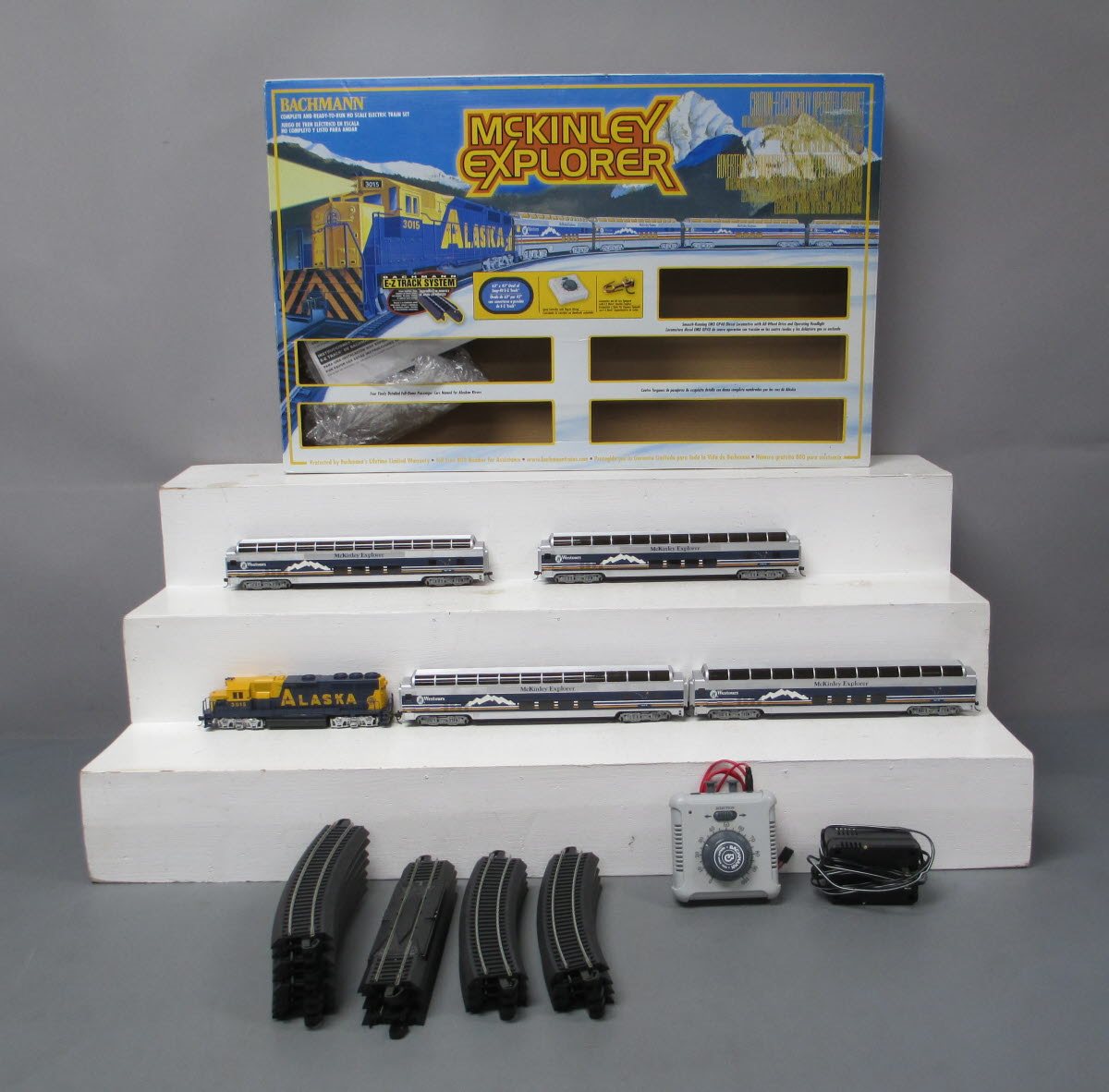Bachmann 00624 Alaska McKinley Explorer HO Gauge Diesel Passenger Train Set