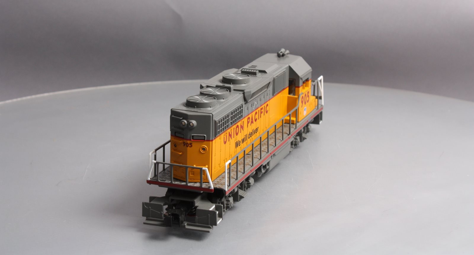 Lionel 6-82828 Union Pacific LionChief+ CSX GP38 Diesel Locomotive #905