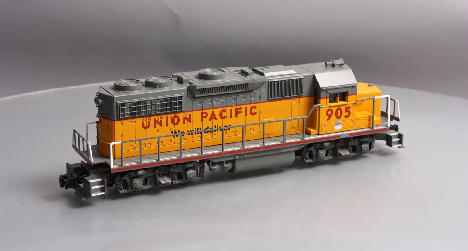 Lionel 6-82828 Union Pacific LionChief+ CSX GP38 Diesel Locomotive #905
