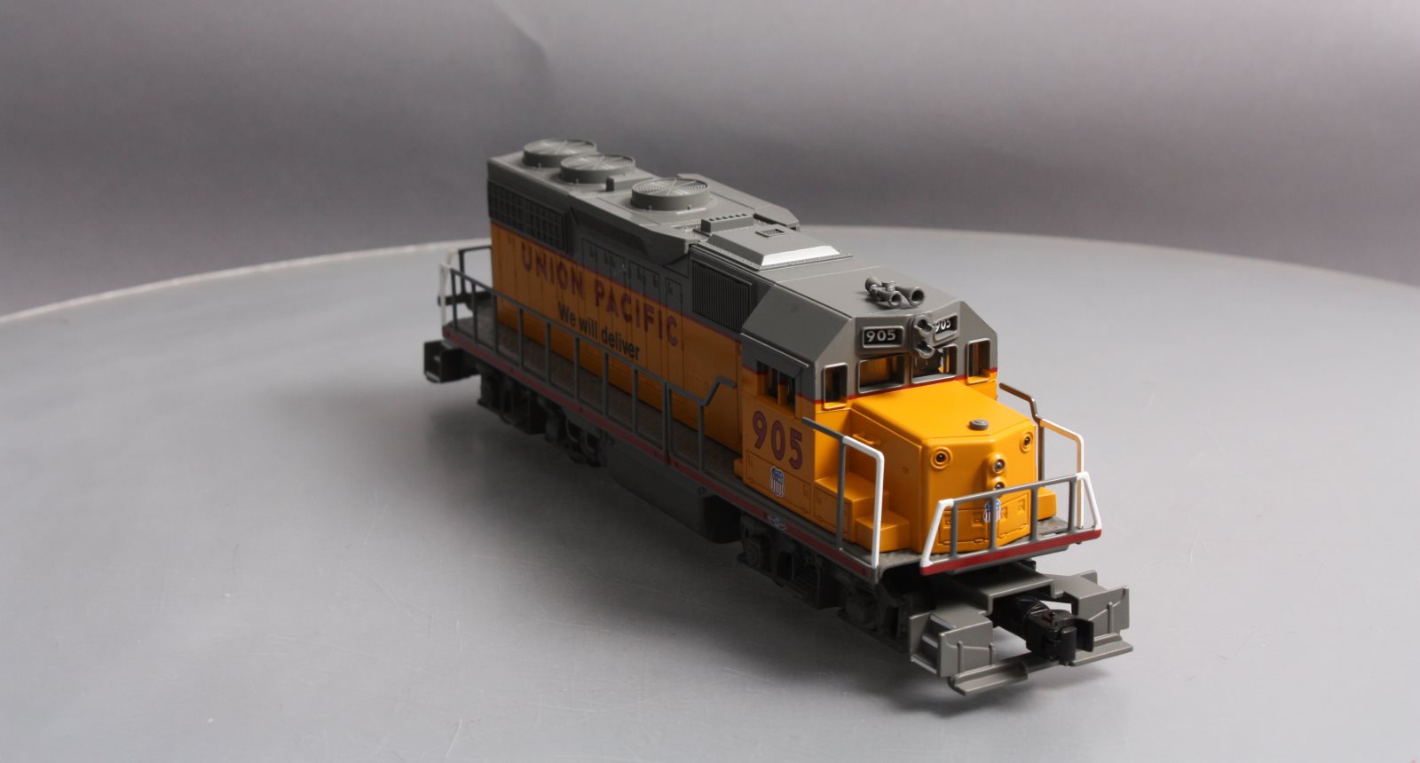 Lionel 6-82828 Union Pacific LionChief+ CSX GP38 Diesel Locomotive #905