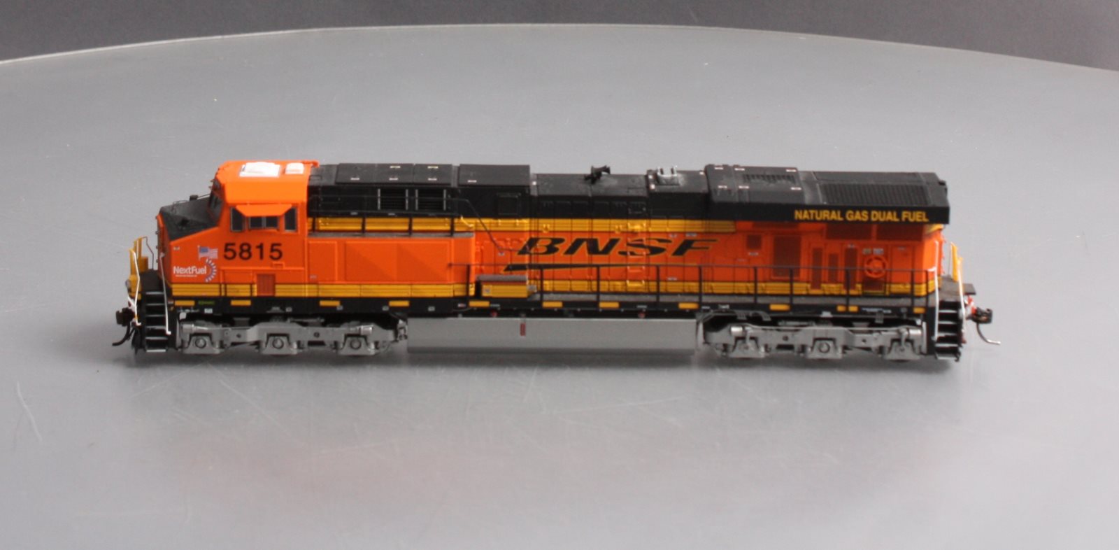 Athearn G69743 HO Scale BNSF ES44AC Diesel Locomotive #5815