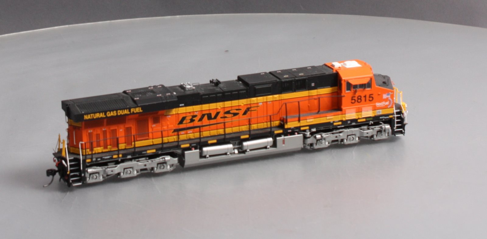 Athearn G69743 HO Scale BNSF ES44AC Diesel Locomotive #5815