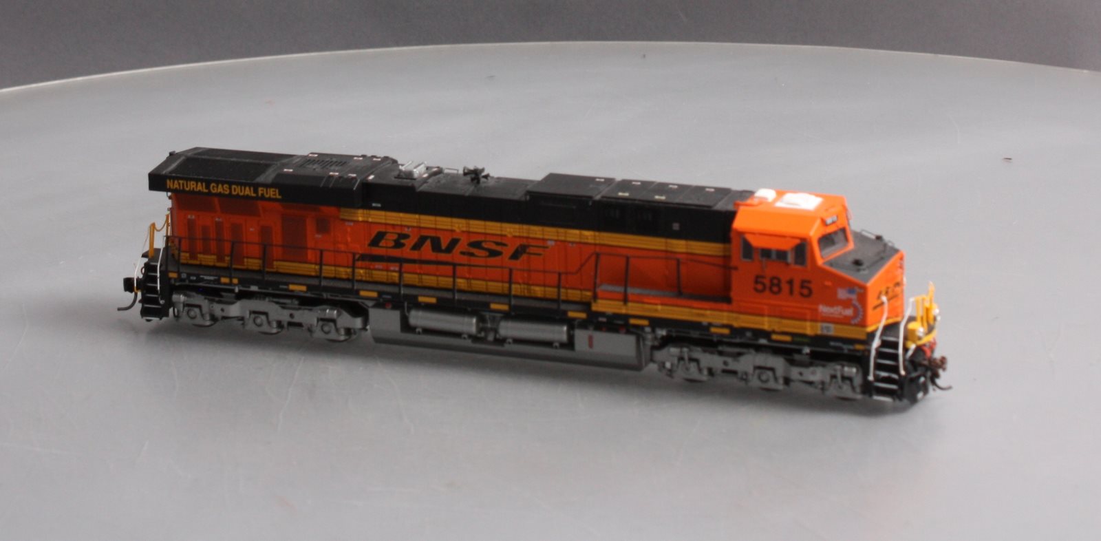 Athearn G69743 HO Scale BNSF ES44AC Diesel Locomotive #5815