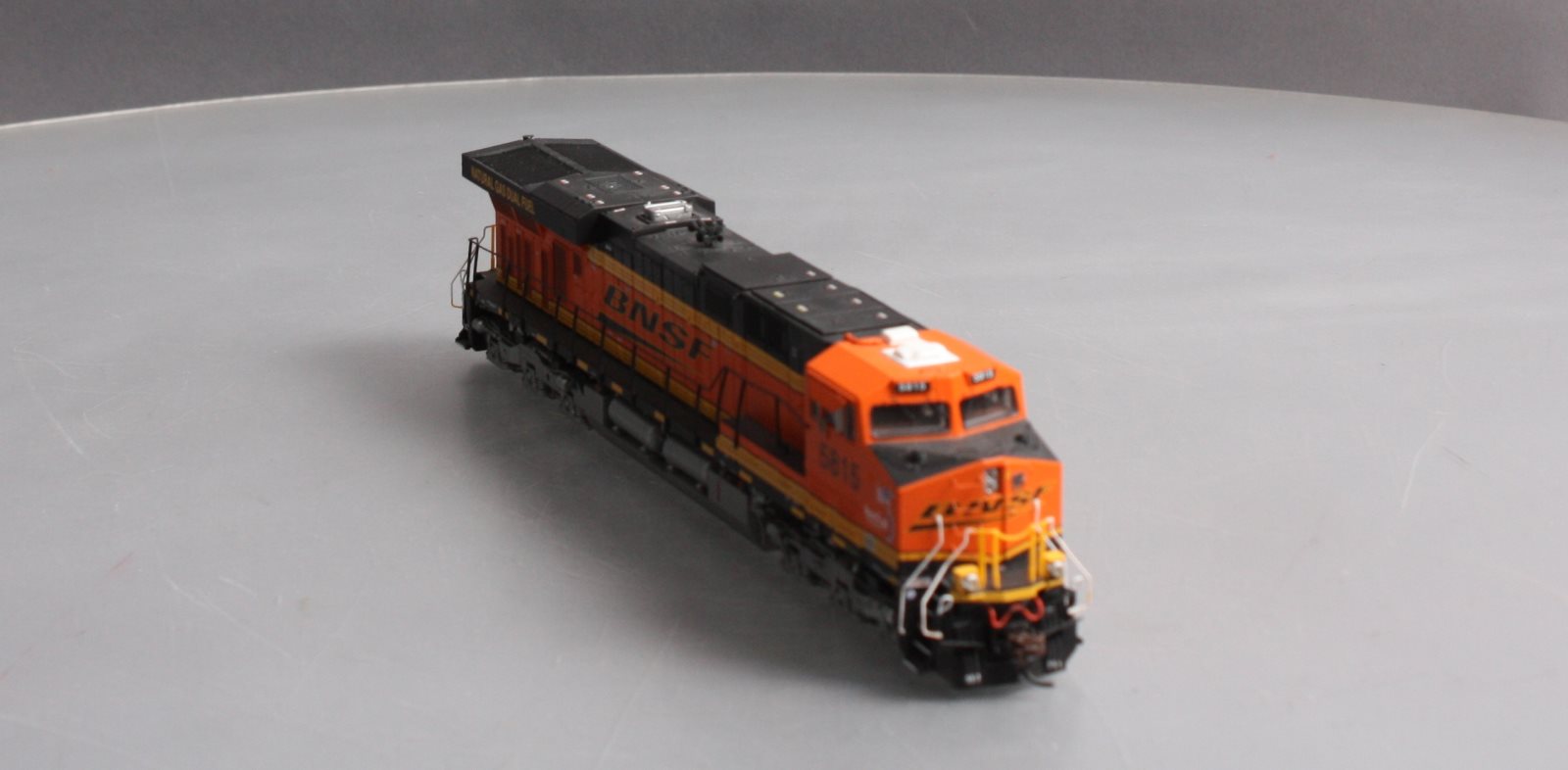 Athearn G69743 HO Scale BNSF ES44AC Diesel Locomotive #5815