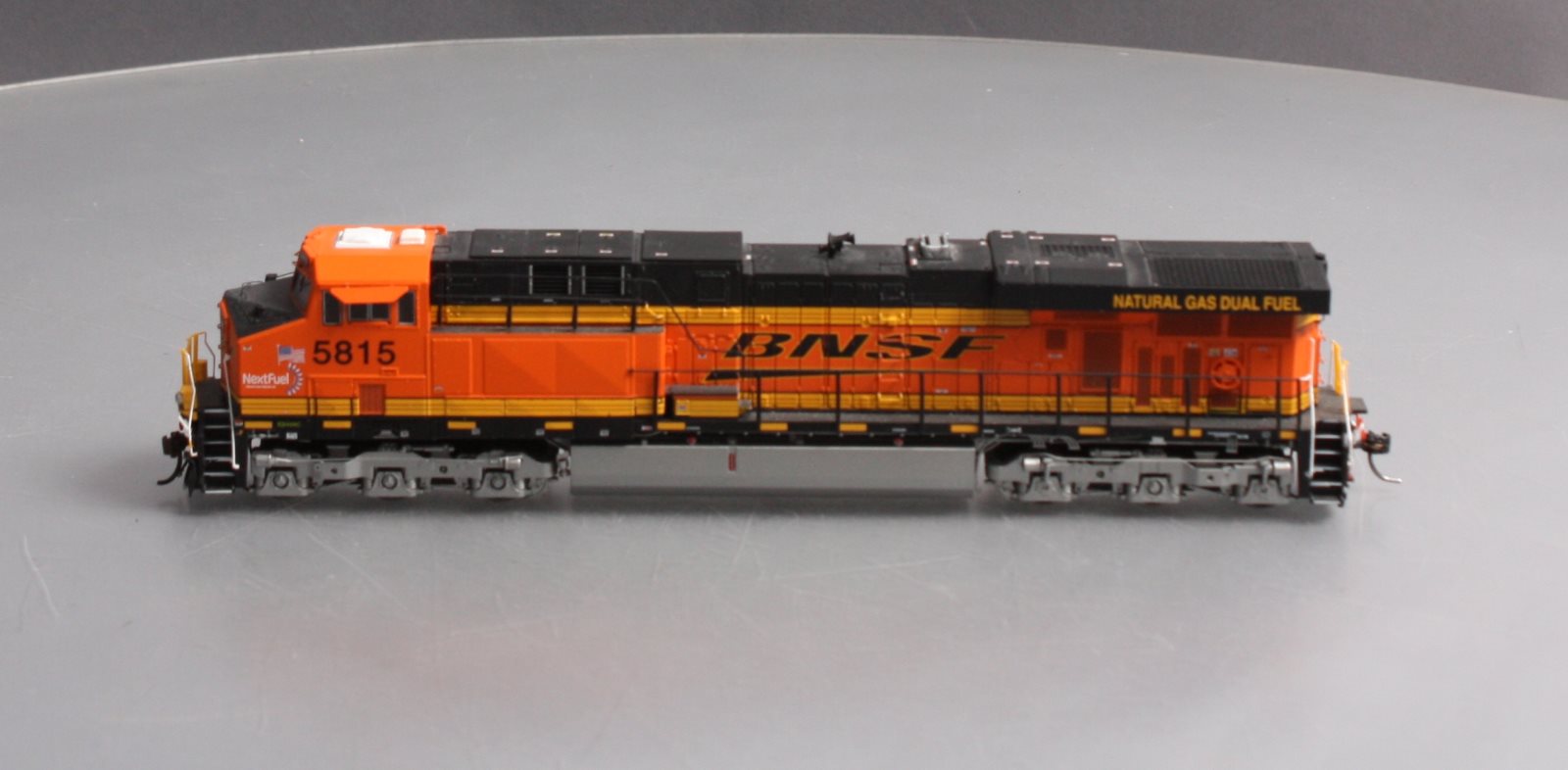 Athearn G69743 HO Scale BNSF ES44AC Diesel Locomotive #5815 – Trainz