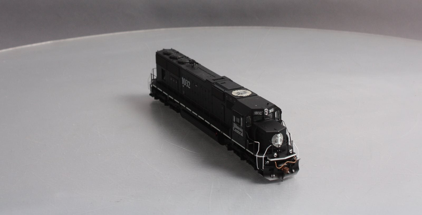Athearn G69298 HO Illinois Central EMD SD70 Diesel Loco w/DCC & Sound #1032
