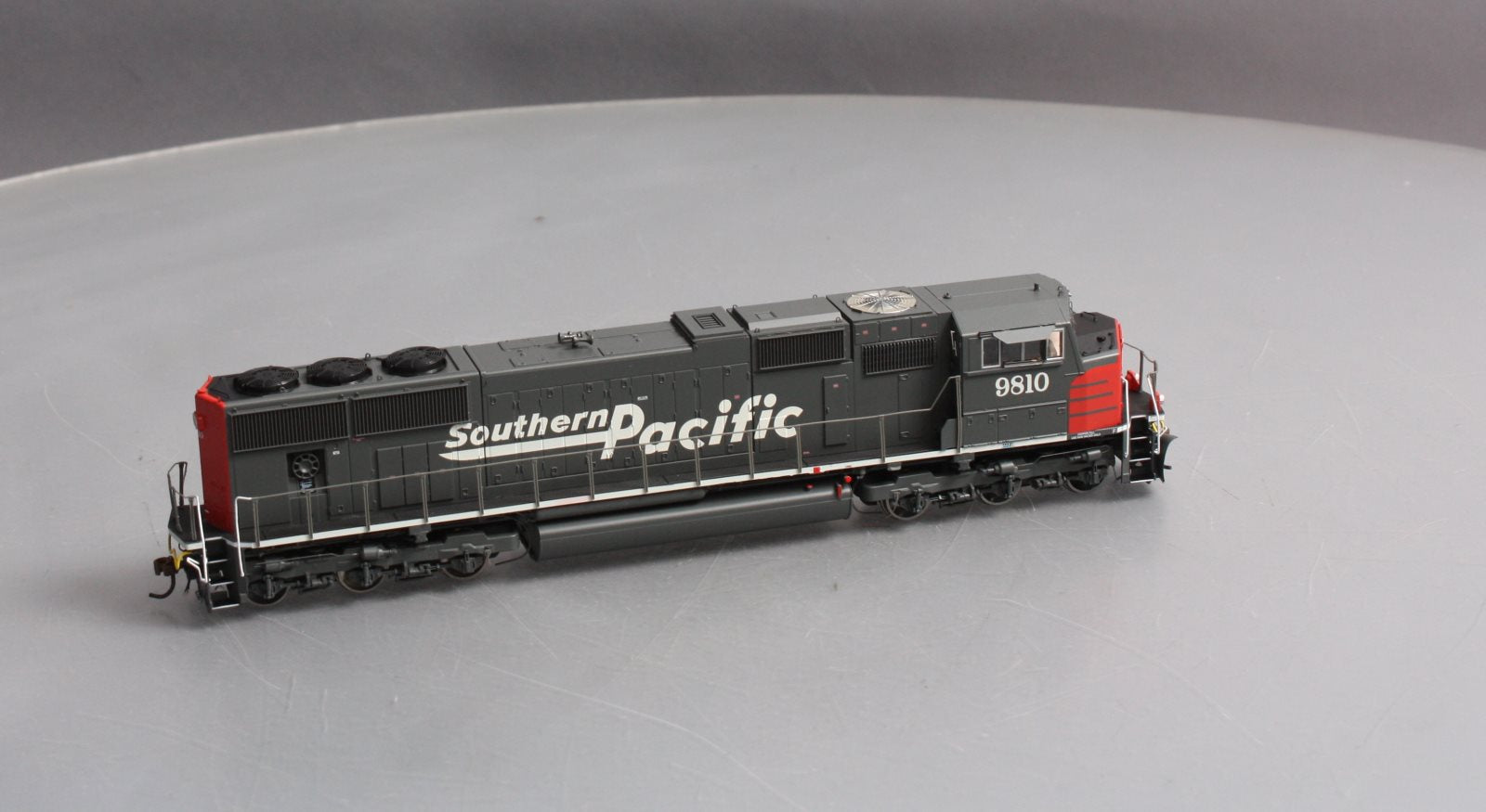 Athearn G69304 HO Southern Pacific EMD SD70M Diesel Loco w/DCC & Sound #9810
