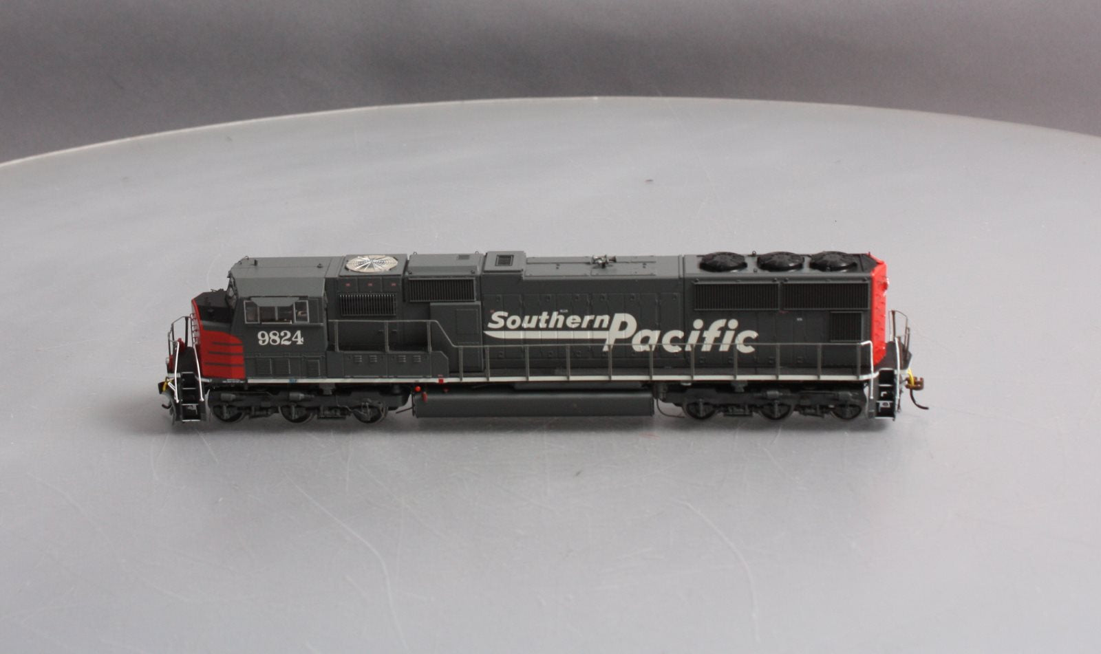 Athearn G69306 HO Southern Pacific EMD SD70M Diesel Loco w/DCC & Sound #9824