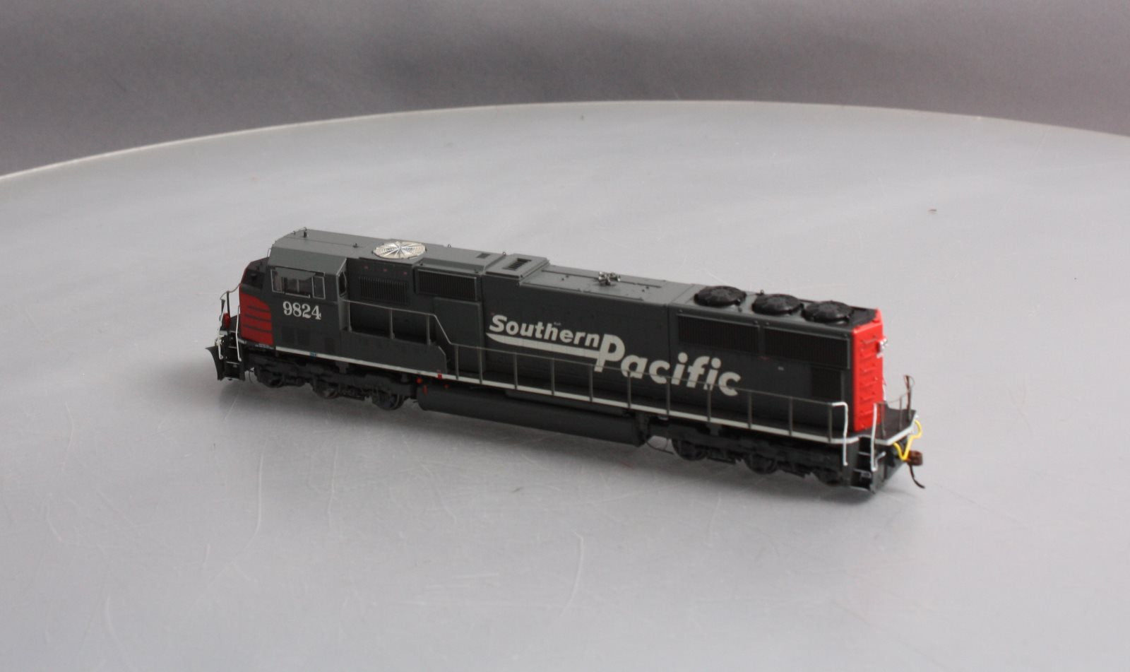 Athearn G69306 HO Southern Pacific EMD SD70M Diesel Loco w/DCC & Sound #9824