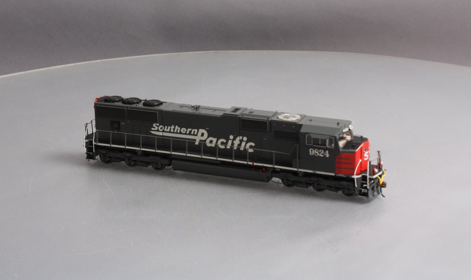 Athearn G69306 HO Southern Pacific EMD SD70M Diesel Loco w/DCC & Sound #9824