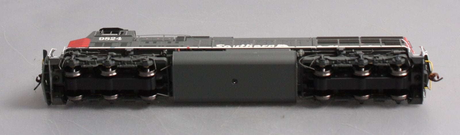 Athearn G69306 HO Southern Pacific EMD SD70M Diesel Loco w/DCC & Sound #9824