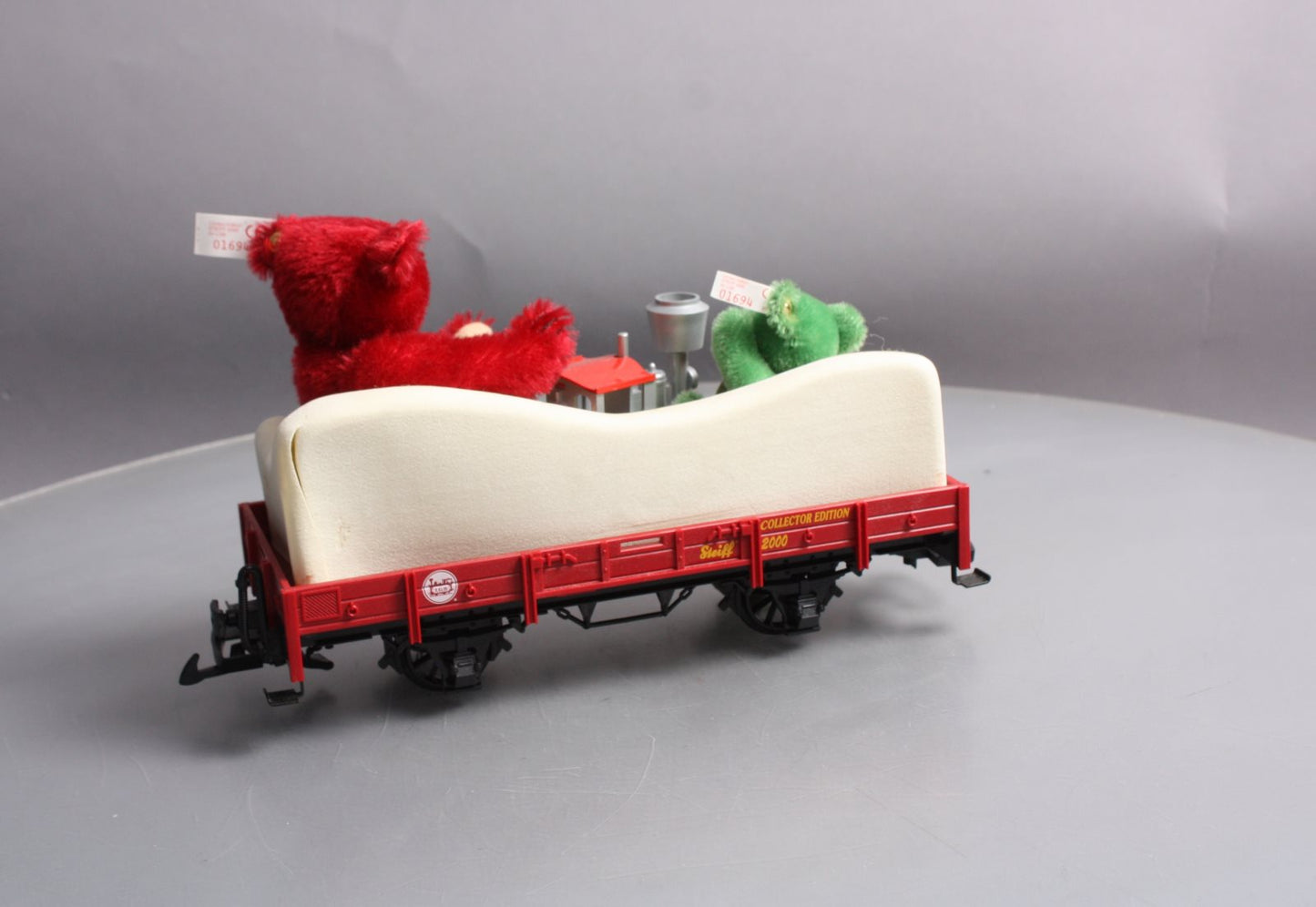 LGB 43100 G Scale Flatcar w/ Red & Green Steiff Bears LN/Box