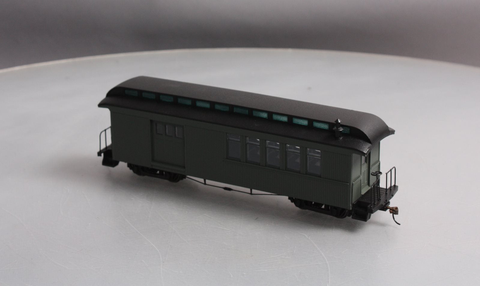 Bachmann 26199 On30 Painted & Unlettered Combine Car (Olive)