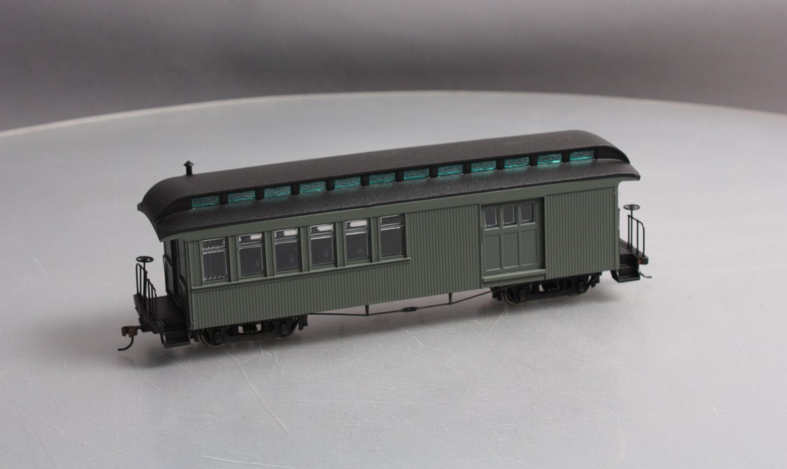 Bachmann 26199 On30 Painted & Unlettered Combine Car (Olive)