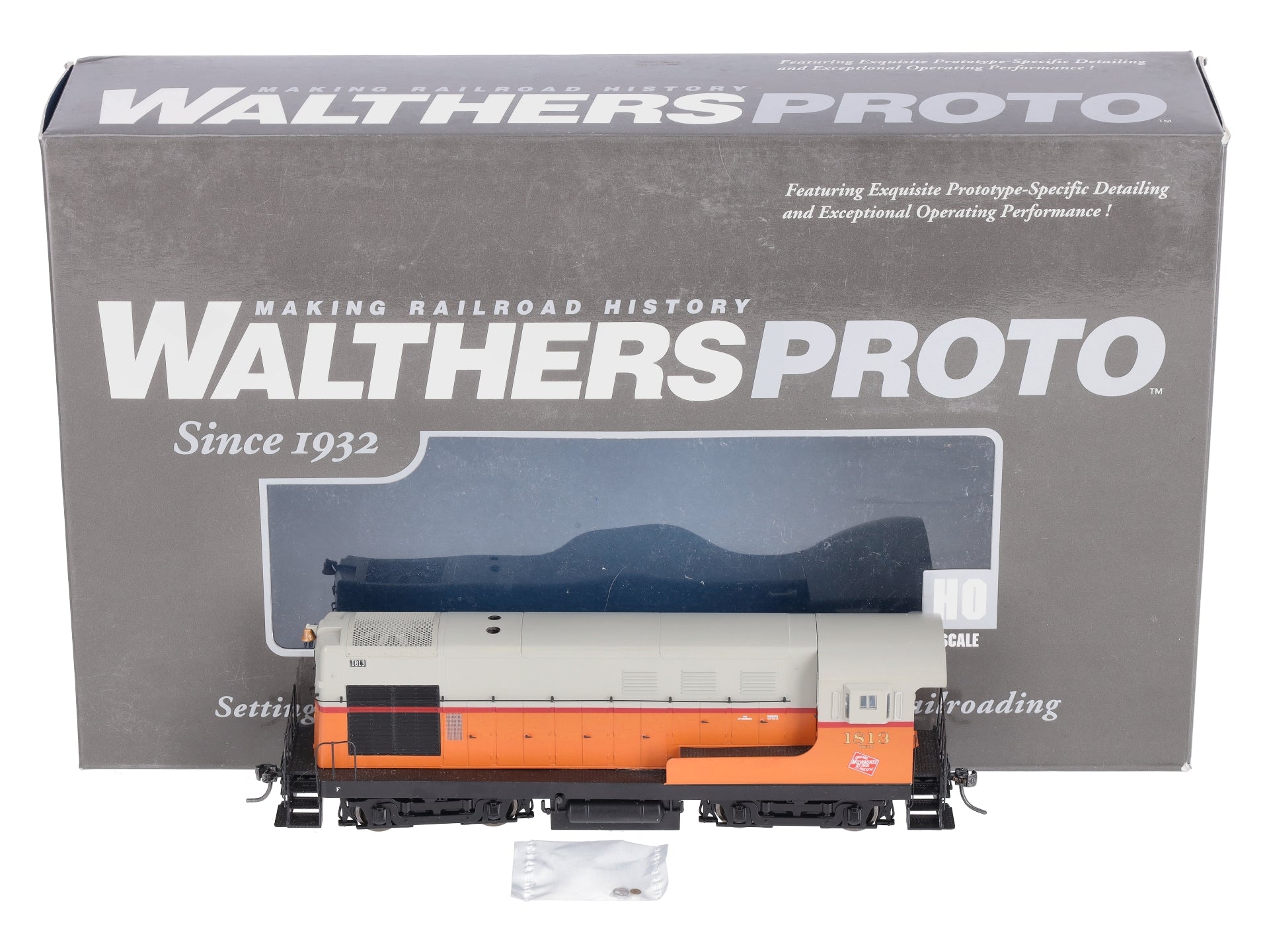 Walthers 920-47826 HO Milwaukee Road Fairbanks-Morse H10-44 - Standard DC #1813