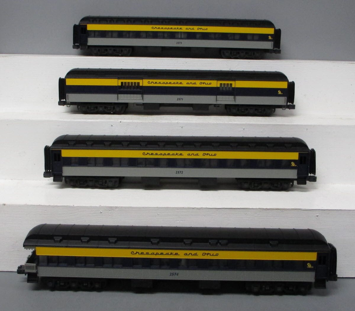 Lionel 6-19087 O Gauge Chesapeake & Ohio Heavyweight Passenger 4-Car Set LN/Box
