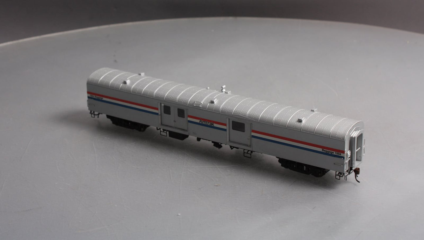 Rapido Trains 106028 HO Amtrak 73' 6" Smooth Side Baggage-Express Car #1004