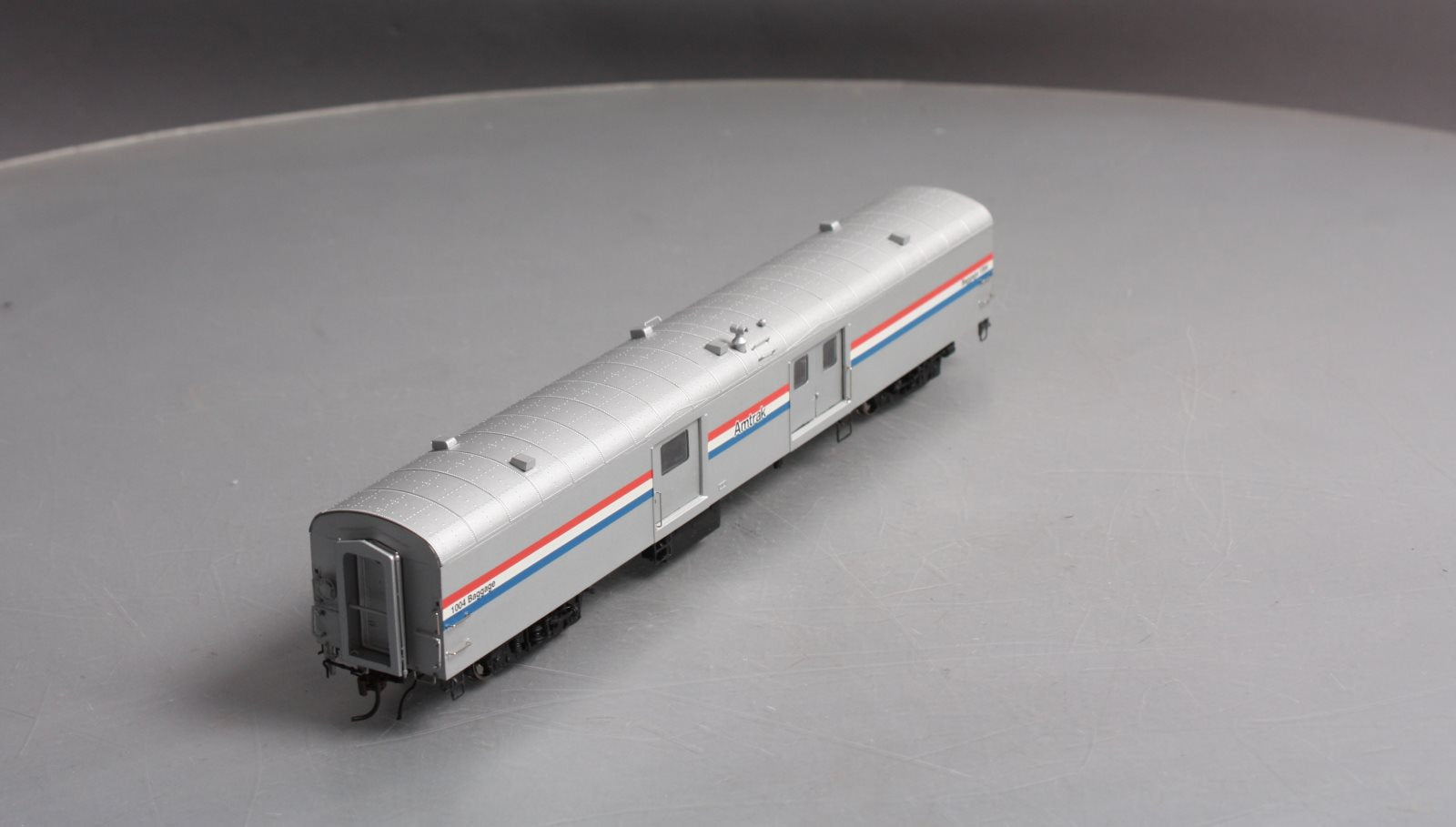 Rapido Trains 106028 HO Amtrak 73' 6