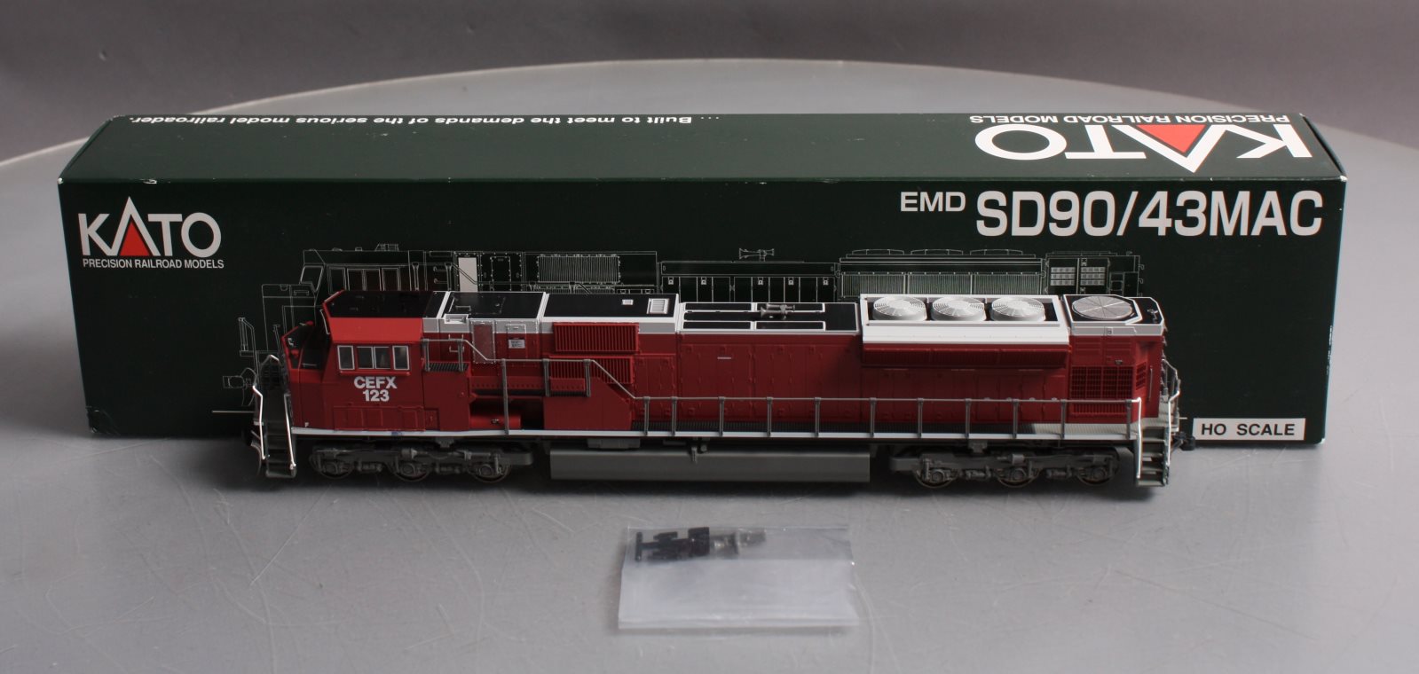 Kato 37-6361 HO Scale CEFX Leasing EMD SD90/43MAC Diesel Locomotive #123 LN/Box