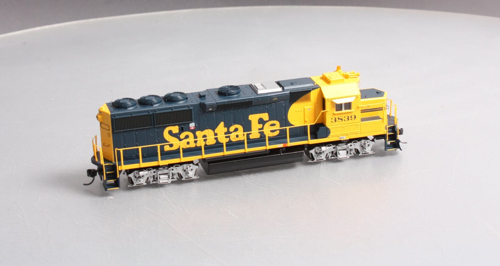 Athearn 77826 HO Scale Santa Fe GP50 Diesel Locomotive #3839 LN/Box