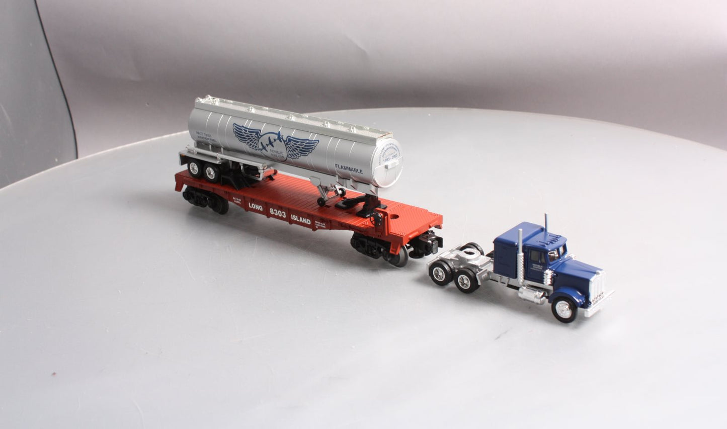 Lionel 6-52296 O Gauge Long Island Flat & Republic Aviation w/Tanker Truck NIB