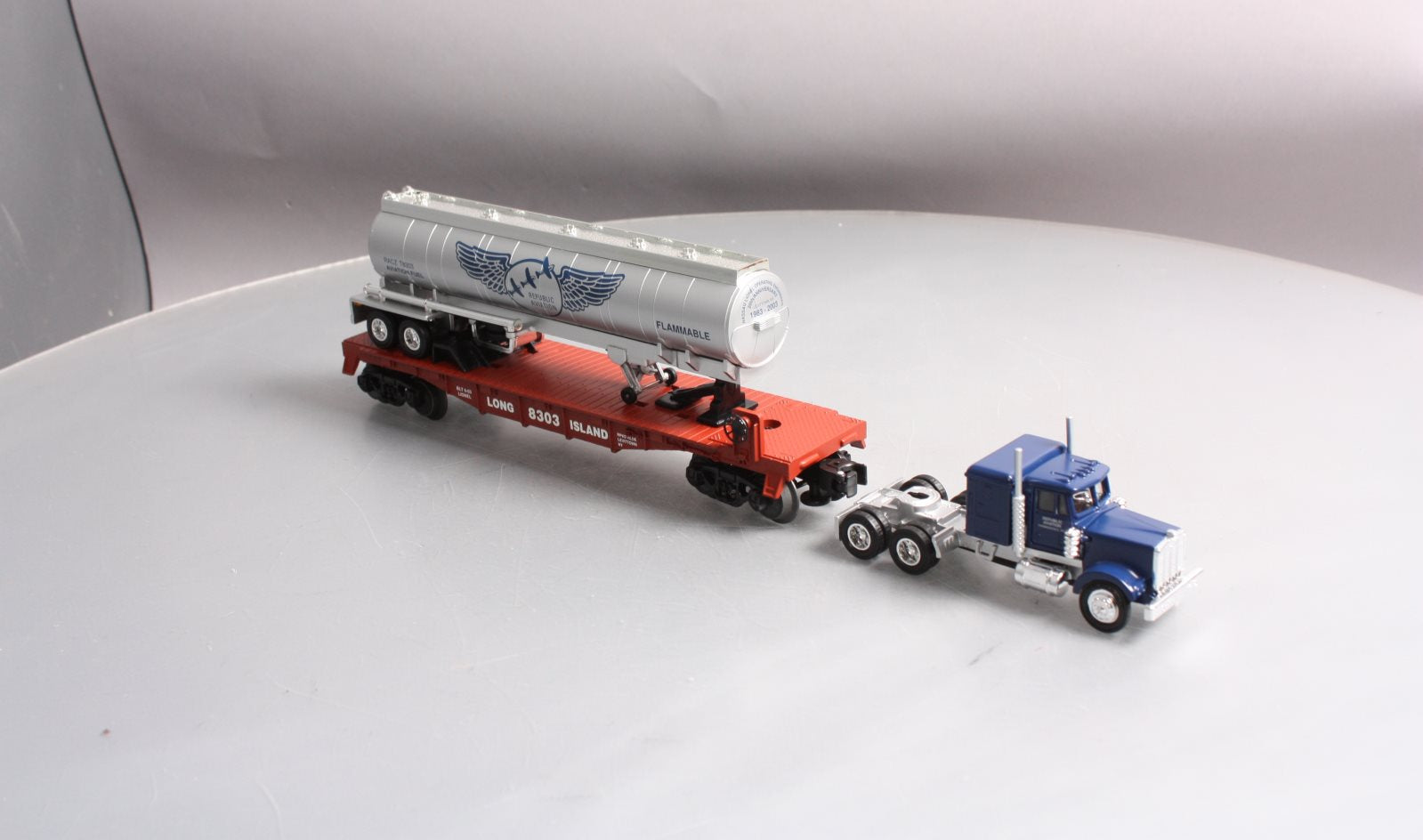 Lionel 6-52296 O Gauge Long Island Flat & Republic Aviation w/Tanker Truck LN/Box