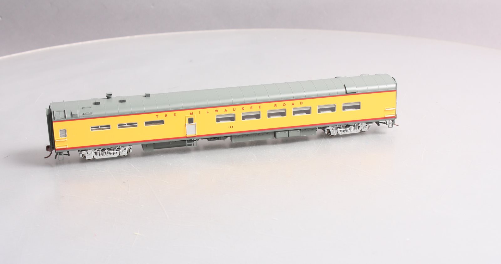 Rapido Trains 124033 HO Scale Milwaukee Road Lightweight Diner #125