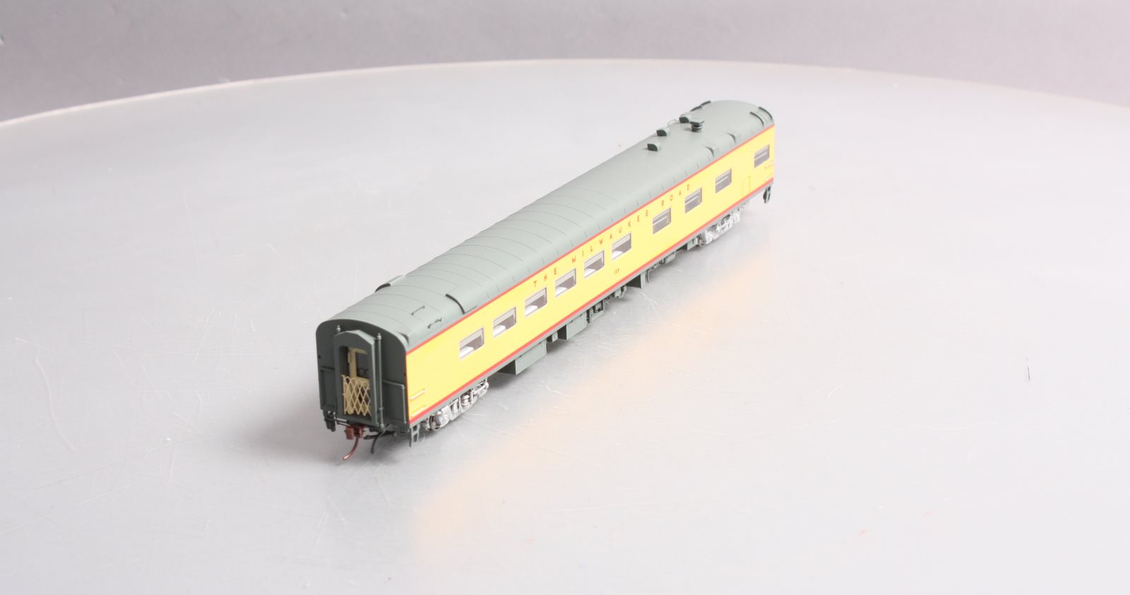 Rapido Trains 124033 HO Scale Milwaukee Road Lightweight Diner #125