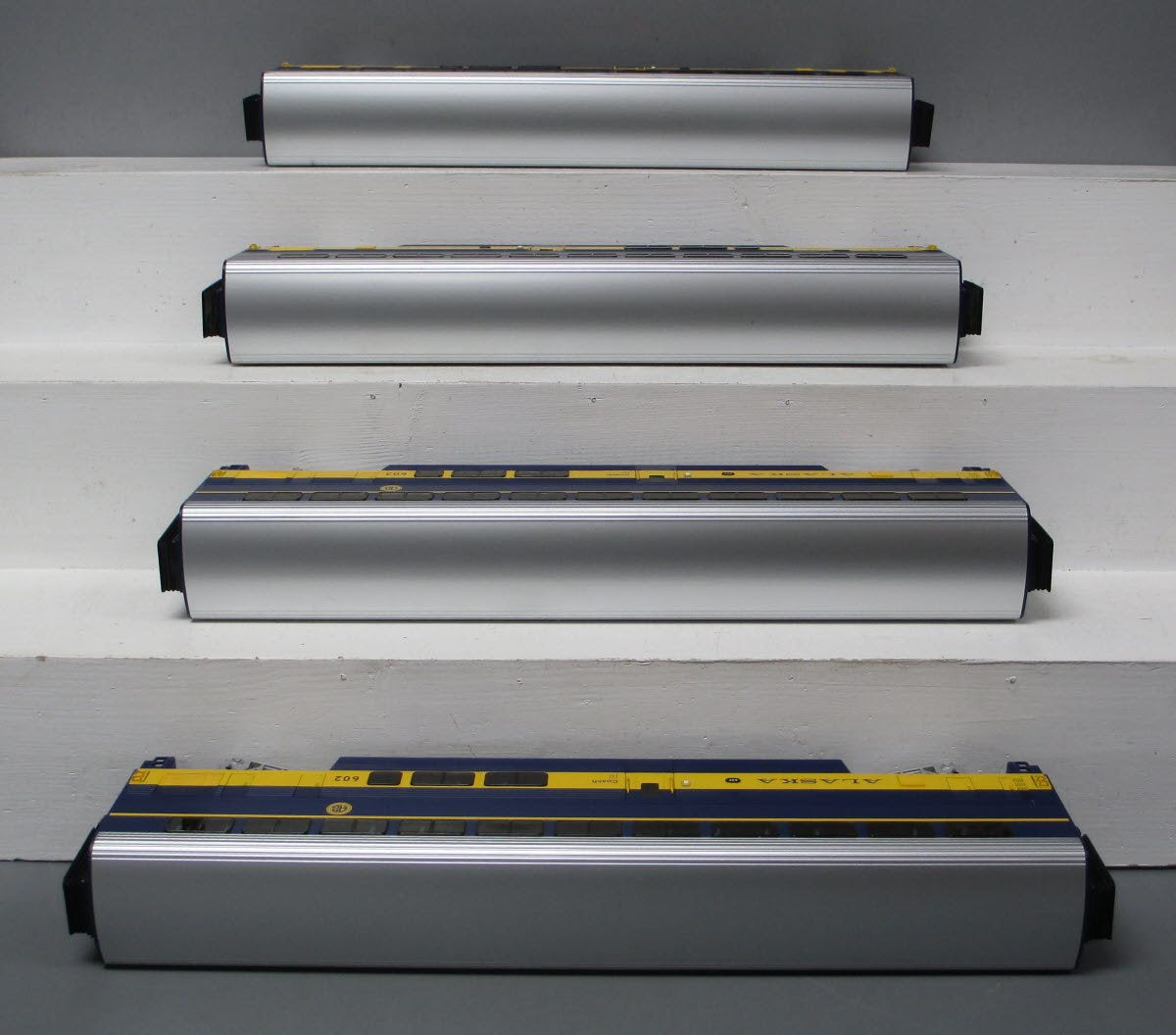 Lionel 6-15395 O Gauge Alaska Superliner Aluminum Passenger 4-Car Set LN/Box