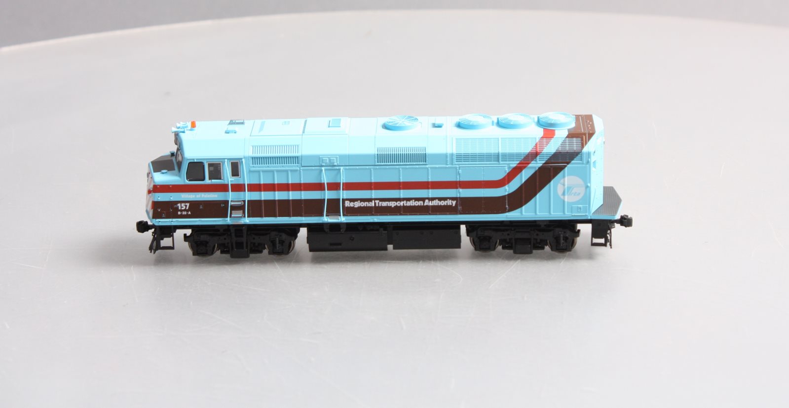 Kato 37-6562 HO Chicago RTA EMD F40PH Diesel Locomotive #157 – Trainz